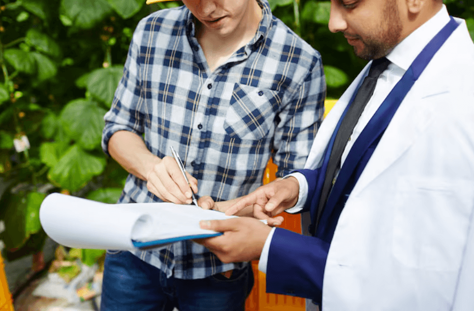 Equipamento de agrimensura (teodolito) em um tripé no campo