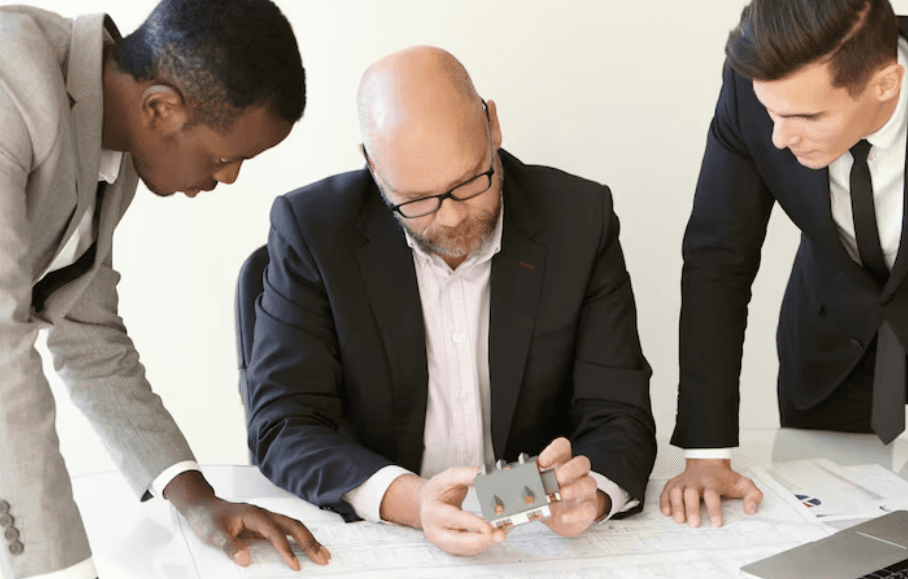 Balança da justiça com moedas sobre notas de dinheiro